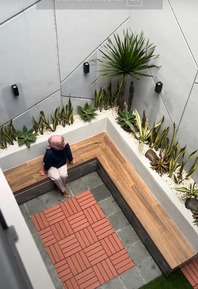 Area barbeque outdoor dengan alat panggang dan meja makan